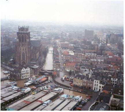 Flood defense in the center of Dordrecht (Voorstraat)