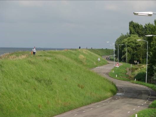 Straight or winding? Winding dikes appear to be attractive for recreation and tourism. In reinforcement projects, efforts are being made to preserve this character in spite of the increasing cross section.