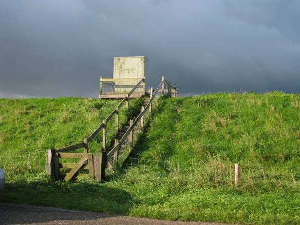 This little case on top of the dike indicates the crossing of a pipeline.