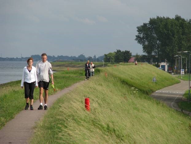 Foot and bicycle path on the dike crest between Edam and Volendam