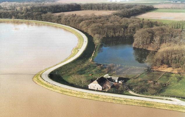 Every bend in the dike has its history, often a dike breach leaving a deep pit filled with water. It tells the history of the spot, but it also alerts the geotechnical engineer as it represents most probably a weak spot in the dike underground.