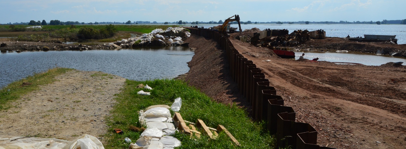 Dike repairs at Fischbeck after failure during Elbe floods in June 2013.