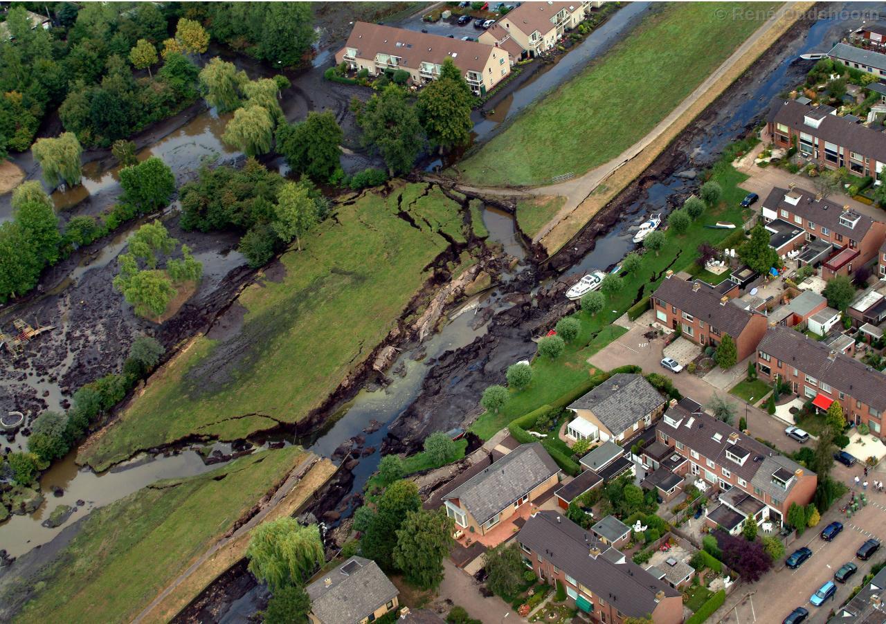 Failure of a peat dike at Wilnis (NL) in 2003 (source: snipreview.com)